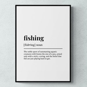 Puede incluir: Arte de pared imprimible en blanco y negro con una definición de la palabra "pesca". La definición dice: "El noble deporte de burlar a las criaturas acuáticas con cerebros del tamaño de un guisante, armadas solo con un palo, una cuerda y la creencia de que los peces simplemente están jugando a hacerse los difíciles."