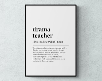 Peut inclure: Affiche murale imprimable en noir et blanc avec une définition de "professeur de théâtre" dans une police simple et moderne. La définition se lit comme suit : "Le virtuose des arts théâtraux, armé d'un flair pour le dramatique et d'une collection d'insultes shakespeariennes. Le professeur de théâtre est le chef d'orchestre du chaos, transformant les adolescents timides en interprètes intrépides avec une touche de théâtralité et une pincée de magie du show-business."