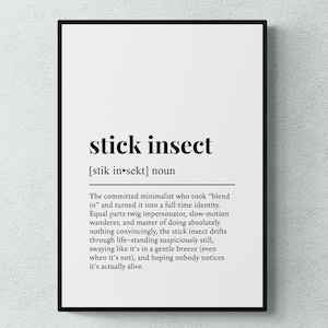 Könnte beinhalten: Ein Set aus drei Keramikbechern mit gesprenkelter, matter Oberfläche. Die Becher sind in den Farbtönen Creme, Hellgrau und Dunkelgrau gehalten. Jeder Becher hat ein schlichtes, minimalistisches Design und einen abgerundeten Henkel.