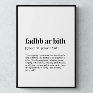 Puede incluir: Impresión enmarcada en negro con la frase irlandesa "fadhb ar bith" en negrita y en negro. La impresión incluye la pronunciación y el significado de la frase sobre un fondo blanco.