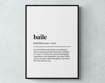 Op de afbeelding: Zwart ingelijste print met het woord "baile" in een vetgedrukte letter. Daaronder de fonetische uitspraak en het woord "Irish". De definitie van "baile" wordt gegeven, die thuis, nederzetting en gemeenschap beschrijft.