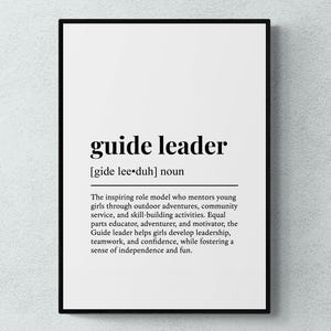 Può includere: Stampa incorniciata con la scritta "guide leader" in nero. La definizione descrive il modello di riferimento che guida le ragazze attraverso avventure all'aria aperta, servizio comunitario e attività di sviluppo delle competenze.
