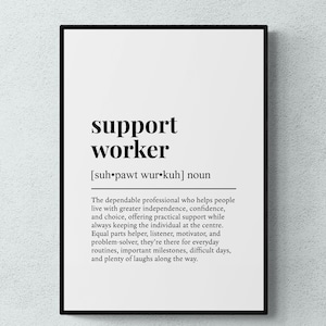 以下が含まれることがあります： support workerという用語の辞書形式の定義が記載された額装アートプリント。テキストには、発音記号、名詞としての分類、およびsupport workerの役割に関する説明文が含まれています。