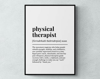 Puede incluir: Impresión de arte imprimible en blanco y negro con la definición de un fisioterapeuta. La definición dice: "El mago del movimiento que ayuda a las personas a reconstruir la fuerza, la movilidad y la confianza, un estiramiento cuidadosamente supervisado a la vez. A partes iguales, entrenador, animador y susurrador de dolor discreto, los fisioterapeutas guían la recuperación con una sonrisa, un portapapeles y el desafío justo para que digas "ay" seguido de "gracias."