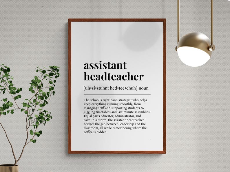 Peut inclure: Un cadre avec la d&eacute;finition de &laquo; assistant headteacher &raquo; en texte noir sur fond blanc. La d&eacute;finition comprend la prononciation phon&eacute;tique et une description du r&ocirc;le. Le cadre est marron.