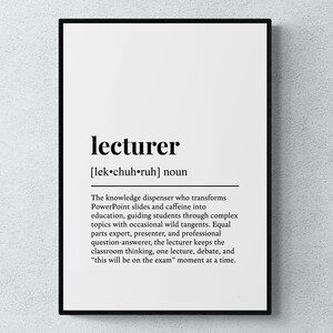 Könnte beinhalten: Gerahmter Druck mit weißem Hintergrund und schwarzem Text, der "lecturer" definiert. Die Definition enthält die phonetische Aussprache und eine Beschreibung der Rolle eines Dozenten in der Bildung.