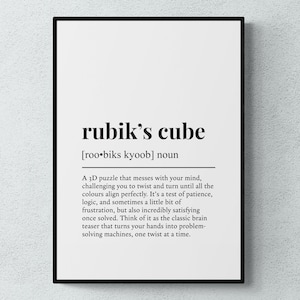 Könnte beinhalten: Ein schwarz-weißes druckbares Poster mit der Definition eines Rubik's Cube. Der Text lautet "rubik's cube [roo-biks kyoob] Substantiv Ein 3D-Puzzle, das deinen Geist auf die Probe stellt und dich dazu zwingt, zu drehen und zu wenden, bis alle Farben perfekt ausgerichtet sind. Es ist ein Test von Geduld, Logik und manchmal auch ein bisschen Frustration, aber auch unglaublich befriedigend, wenn es einmal gelöst ist. Stellen Sie sich es als das klassische Denkspiel vor, das Ihre Hände in Problemlösungsmaschinen verwandelt, eine Drehung nach der anderen."
