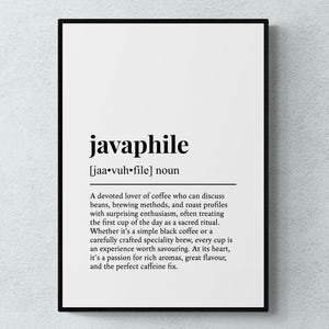 Puede incluir: Un cuadro rectangular con marco negro que presenta un fondo blanco con texto en negro. La impresión muestra la palabra javaphile, su pronunciación fonética y una definición de diccionario que describe a un amante del café.