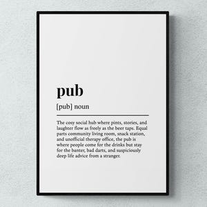 Può includere: Stampa incorniciata in bianco e nero con la parola "pub" in grassetto e la sua definizione. La definizione descrive un pub come un centro sociale per bevande, storie e risate. Design semplice e moderno.