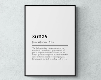 Op de afbeelding: Een ingelijste print met het woord "sonas" in zwarte letters. Daaronder staat de definitie, die een gevoel van diepe tevredenheid en vreugde beschrijft. De print heeft een witte achtergrond en een zwarte lijst.