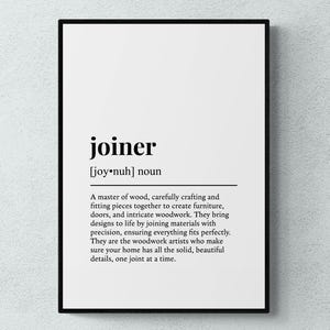 Pode incluir: Uma impressão de arte de parede retangular em uma moldura preta apresentando uma definição de dicionário da palavra joiner. O texto inclui a pronúncia fonética, a classificação como substantivo e um parágrafo descritivo sobre marcenaria.
