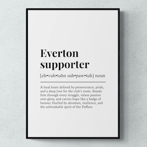 Puede incluir: Impresión enmarcada en negro con el texto "Everton supporter" en negrita. La definición incluye la pronunciación fonética y una descripción del corazón leal, la perseverancia y el espíritu de los Toffees.