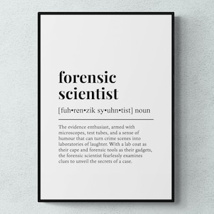 Op de afbeelding: Zwart-witte printbare wandkunst met een definitie van het woord "forensisch wetenschapper". De definitie luidt: "De bewijsliefhebber, gewapend met microscopen, reageerbuizen en een gevoel voor humor dat misdaadscènes kan veranderen in lachlaboratoria. Met een labjas als cape en forensische gereedschappen als gadgets, onderzoekt de forensisch wetenschapper onbevreesd aanwijzingen om de geheimen van een zaak te onthullen."