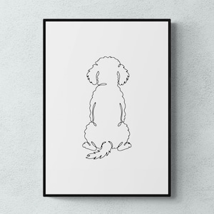 Op de afbeelding: Zwart ingelijste kunstdruk met een minimalistische lijntekening van een hond van achteren. De hond is afgebeeld in een enkele doorlopende lijn, die zijn silhouet en pluizige staart laat zien. Het kunstwerk staat tegen een witte achtergrond.