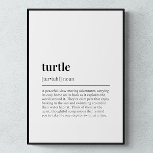 Puede incluir: Impresión tipográfica en blanco y negro con la palabra "turtle" definida como un aventurero pacífico y lento que lleva su hogar a cuestas mientras explora el mundo. La impresión nos recuerda que hay que vivir la vida paso a paso.