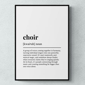Pode incluir: Impressão emoldurada com a definição de "choir" em texto preto sobre fundo branco. A definição descreve a essência de um coro, enfatizando a harmonia e o trabalho em equipe.