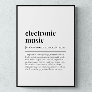 Könnte beinhalten: Schwarzweißes druckbares Wandbild mit der Definition von elektronischer Musik. Der Text lautet: "elektronische Musik [eh-lektronik myoo⚫zik] Substantiv Der Puls des digitalen Zeitalters, in dem Beats gebaut, nicht gezupft werden und Synthesizer lauter sprechen als Worte. Gleiche Teile Rhythmus, Wiederholung und Rave-taugliche Energie, elektronische Musik verwandelt Laptops in Instrumente und Tanzflächen in leuchtende, bassgepumpte Universen, in denen der Drop immer nur einen Herzschlag entfernt ist."