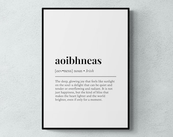 Op de afbeelding: Een ingelijste print met een witte achtergrond en zwarte tekst. Het woord "aoibhneas" wordt prominent weergegeven, gevolgd door de uitspraak en het woord "Irish". Er is ook een definitie van het woord opgenomen.
