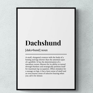 Pode incluir: Um cartaz imprimível preto e branco com a definição da palavra "Dachshund". A definição descreve o dachshund como uma pequena criatura alongada com o corpo de um cachorro-quente e pernas mais curtas do que a capacidade de atenção de um peixe dourado.