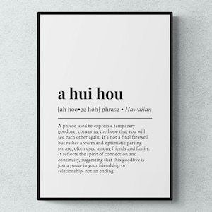 Könnte beinhalten: Schwarz-weißes druckbares Wandbild mit dem hawaiianischen Ausdruck "a hui hou", der als ein vorübergehender Abschied definiert wird, der die Hoffnung vermittelt, sich wiederzusehen. Die Definition erklärt, dass es sich nicht um einen endgültigen Abschied handelt, sondern eher um eine warme und optimistische Abschiedsphrase, die oft unter Freunden und in der Familie verwendet wird.