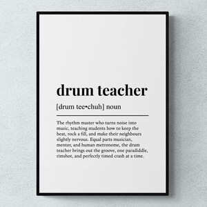 Può includere: Stampa incorniciata con la scritta "drum teacher" in nero, seguita da una pronuncia fonetica e da una definizione. La definizione descrive il ruolo di un insegnante di batteria. Lo sfondo è bianco.