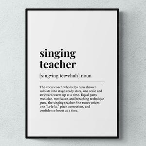 Pode incluir: Impressão emoldurada com as palavras "singing teacher" em negrito preto. Abaixo, é fornecida a definição de um professor de canto, descrevendo seu papel no coaching vocal e na construção da confiança. A impressão está em um fundo branco.