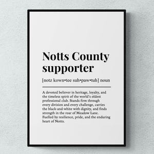 Puede incluir: Un marco negro muestra el texto "Notts County supporter" en negrita, con una fuente serif. La definición incluye la pronunciación fonética y una descripción de los valores y el espíritu del club.