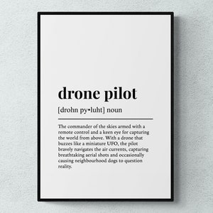 Puede incluir: Arte de pared imprimible en blanco y negro con una definición de "piloto de dron". La definición dice: "El comandante de los cielos armado con un control remoto y un ojo agudo para capturar el mundo desde arriba. Con un dron que zumba como un OVNI en miniatura, el piloto navega valientemente por las corrientes de aire, capturando impresionantes tomas aéreas y, ocasionalmente, haciendo que los perros del vecindario cuestionen la realidad."