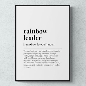 Puede incluir: Impresión enmarcada en negro con las palabras "rainbow leader" en negrita. La definición de "rainbow leader" se proporciona a continuación, que describe el modelo a seguir que guía a los jóvenes miembros de Girlguiding. La impresión está sobre un fondo blanco.