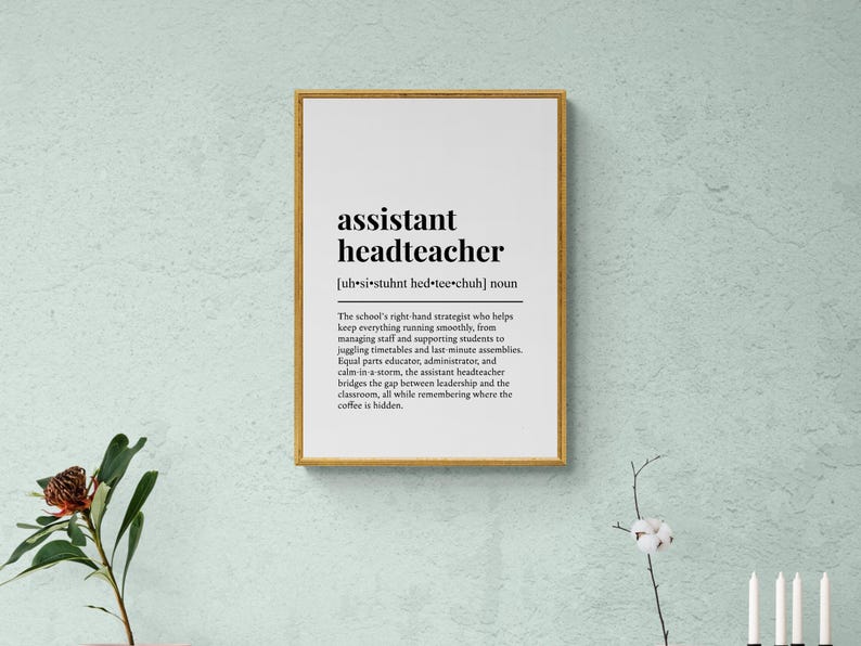 Peut inclure: Un cadre dor&eacute; avec l'inscription "assistant headteacher" en noir. La d&eacute;finition du terme est en dessous. Le fond est un mur vert clair.