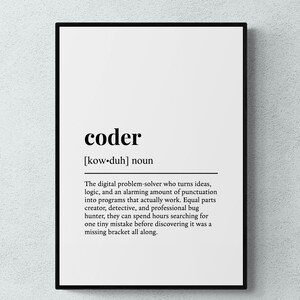 Könnte beinhalten: Ein gerahmter Wandkunstdruck mit einer wörterbuchartigen Definition des Wortes coder. Der Text enthält die phonetische Aussprache, die Klassifizierung als Substantiv und einen beschreibenden Absatz über einen digitalen Problemlöser.