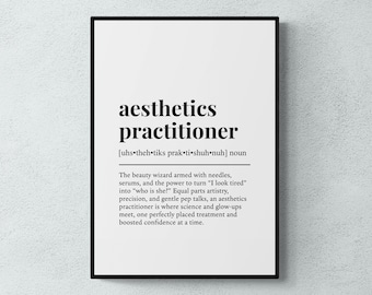 Könnte beinhalten: Schwarz gerahmter Druck mit dem Text "aesthetics practitioner" in fetter schwarzer Schrift. Die Definition enthält die phonetische Aussprache und eine Beschreibung des Berufs, mit Schwerpunkt auf Schönheitsbehandlungen.