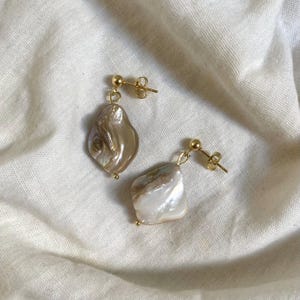 Pair of irregular pearl earrings, shell pearl stud earrings, gold-plated stainless steel.