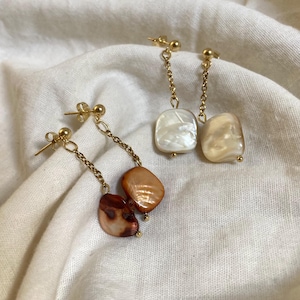 Irregular shell pearl earrings, mother-of-pearl chain stud earrings, gold-plated stainless steel.