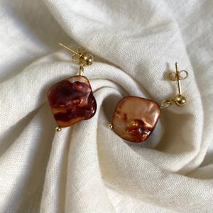 Irregular pearl stud earrings, pair of shell earrings, brown color, gold-plated stainless steel.
