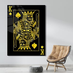Decoración de pared de cristal templado de alta calidad con diseño de rey de corazones dorado y negro. Arte de naipes. Arte de pared con diseño de naipes.