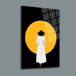 Peinture sur verre abstraite Femme portant un manteau, art mural, décoration d&#39;intérieur, cadeau de pendaison de crémaillère, peinture sur verre, oeuvre d&#39;art murale en verre trempé
