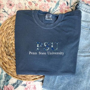 College Blumen Brief Gestickte Komfort Farben T-Shirt Personalisierte Universität Abschluss T-Shirt Sorority griechischen Brief T-Shirt High School