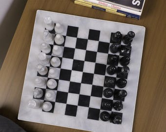 大理石のチェスの駒。上質なゲームボードのチェスの駒。手彫りの