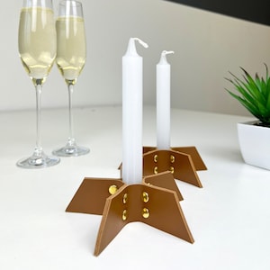 本革製のブラウン キャンドル ホルダー - 2 個セット。家庭用などに最適な装飾的なテーブル キャンドル ホルダー。キャンドル ホルダーは手作りです。