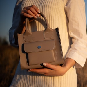 Mini-Leder-Einkaufstasche | Graue Crossbody Geldbörse | Handgefertigte Leder Umhängetasche Kleine Designer Tasche für Damen | Perfektes Lederhandtaschengeschenk