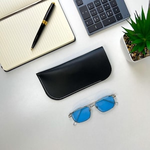 Étui à lunettes en cuir noir | Porte-lunettes fin | Pochette protectrice pour lunettes de soleil | Rangement minimaliste pour les lunettes