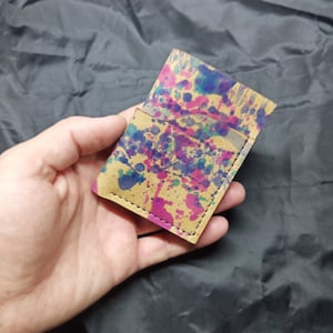 Edc billetera delgada "fun art" cuero vegtan jaspeado, porta identificación de cuero, color loco