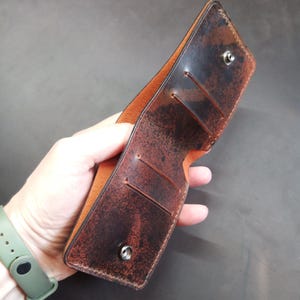 Cartera extrafina EDC con botón y efecto mármol negro