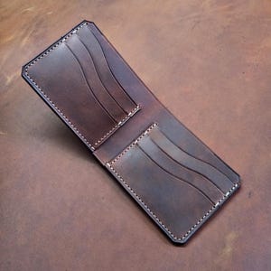 Cartera plegable para 6 tarjetas para hombre, de cuero marrón con compartimentos para tarjetas con forma.
