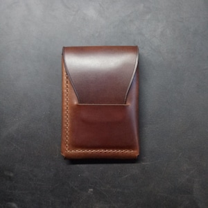Cartera Edc marrón con solapa y ranura de acceso rápido.