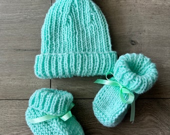 Handgebreide set mintgroene babyslofjes en beanie, newborn Coming Home-outfit