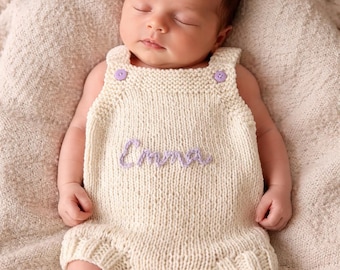 Gepersonaliseerde handgebreide babyromper | Gepersonaliseerde overall met naam, coming-homeoutfit