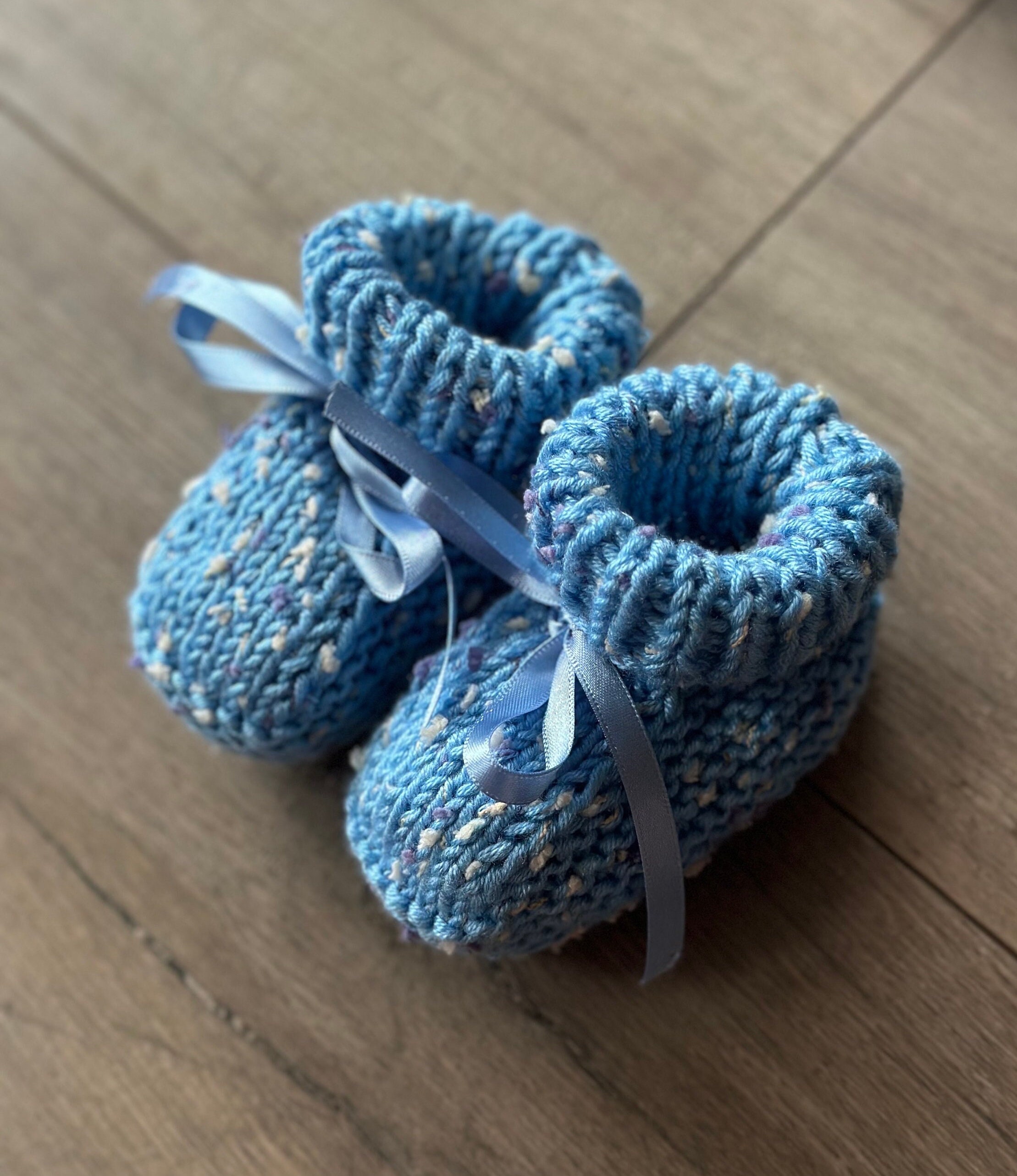 Knitted booties and beanie set - blue speckled - Thumbnail 2