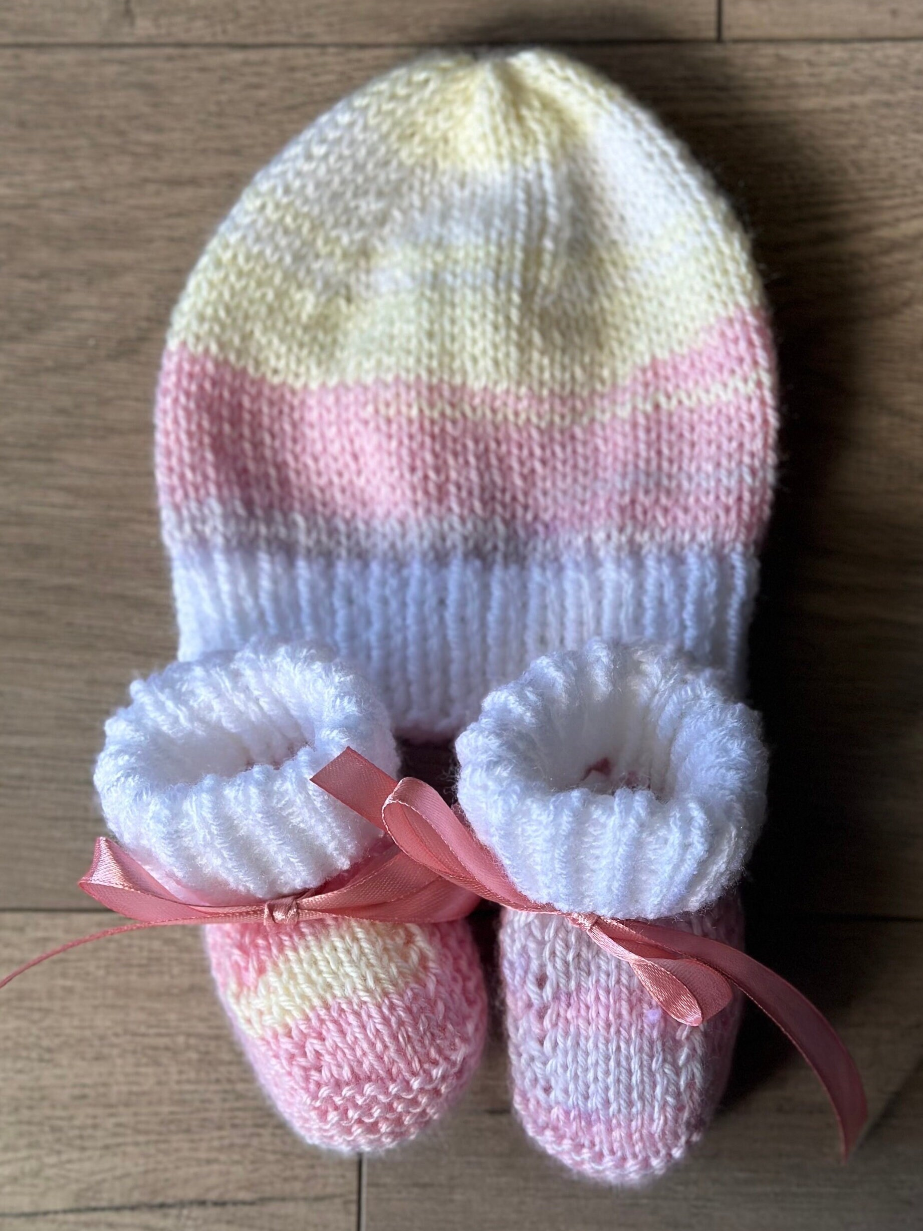 Knitted booties and beanie set - multicoloured pastel - Thumbnail 2